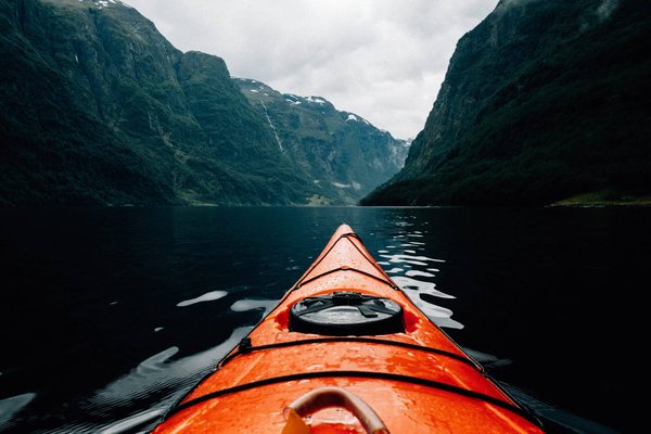 Comment explorer les fjords norvégiens en kayak tout en respectant l'environnement?